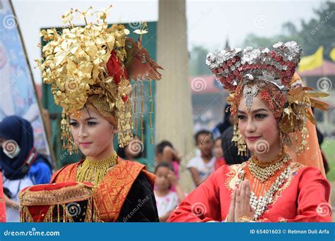 Minangkabau Girl in Dance Costume Editorial Stock Photo - Image of city, playing: 65401603