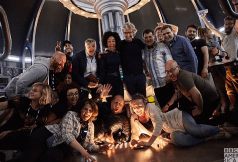 Doctor Who series 10 cast and crew group photo : r/doctorwho