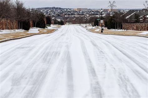 Texas Ice Storm Kills at Least 8 and Leaves 400,000 Without Power