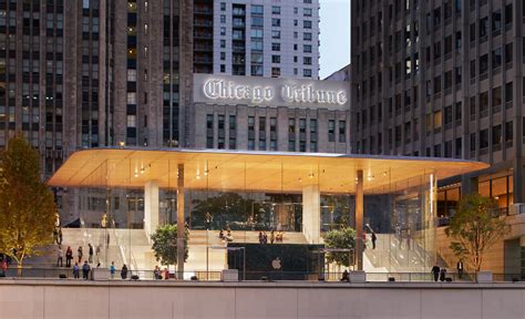 Apple's First Town Square Retail Concept Opens in Chicago | ArchDaily