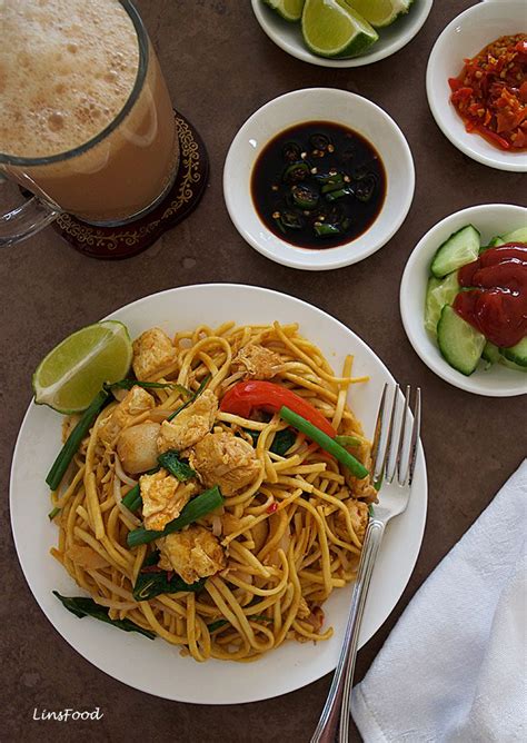 Mee Goreng Mamak (Indian Fried Noodles from Singapore and Malaysia)