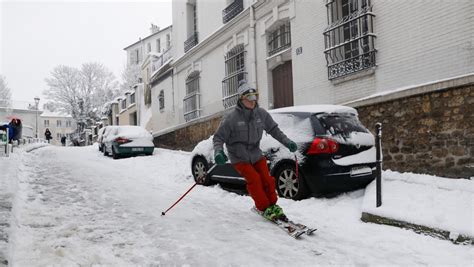 Skiers swish down snowy Paris streets | CTV News