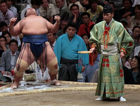 GYOJI ARBITRE DE SUMO PROFESSIONNEL