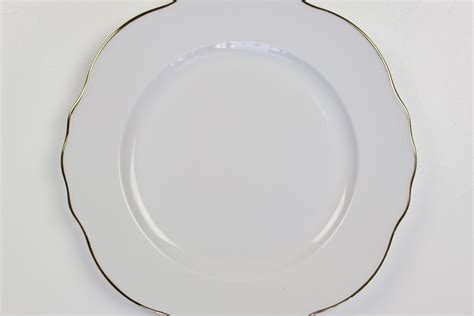 Scalloped Gold Rim Dinner Plate - Table Manners