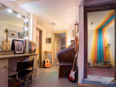 Music Row Photo Studio with Retro Vibes | Rent this location on Giggster