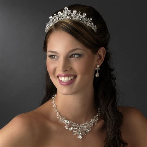 How to Choose The Perfect Bridal Tiara Headpieces