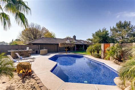 Glendale Oasis - Heated pool and hot tub, pool table, poker table, and 86' TV UPDATED 2021 ...