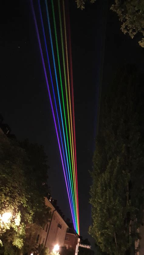 Huge rainbow-lightbeams illuminating the nightsky in Munich - right now ...