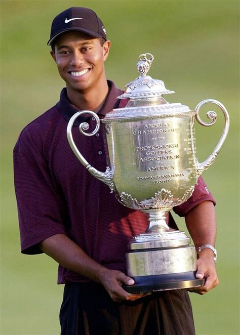 Tiger Woods holds the Wanamaker trophy in 2000 | Golf trophies, Tiger woods, Pga championship