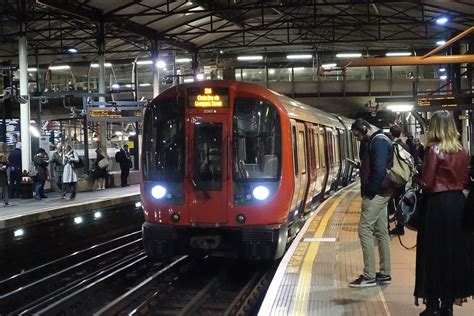 RD16189. London Underground Circle Line S7 stock at Farrin… | Flickr