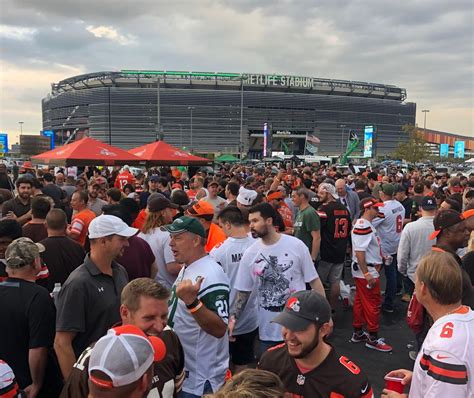 Cleveland Browns fans swarm all-you-can-drink tailgate at MetLife ...