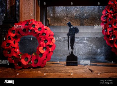 Remembrance poppy soldier silhouette hi-res stock photography and images - Alamy