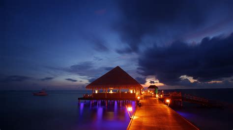 Fond d'écran : 2560x1440 px, plage, bungalow, lumières, Maldives, nuit, océan, réflexion, mer ...