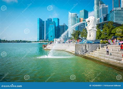 The Merlion Fountain in Singapore. Editorial Photo - Image of park, clear: 142684001