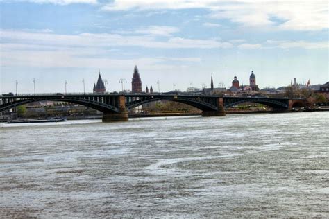 the bridge over the Rhein to Mainz from Wiesbaden, view from the park-- not a bad place to play ...