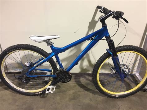 BLUE GARY FISHER 24 SPEED FRONT SUSPENSION MOUNTAIN BIKE WITH FULL DISC BRAKES