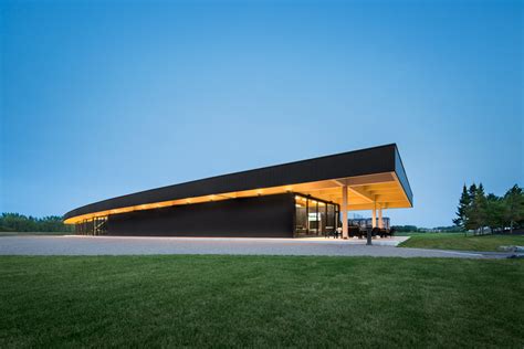 Giant roof tops Montreal golf clubhouse by Architecture49 - Dr Wong ...