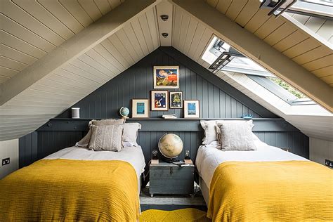 35 Fabulous Small Attic Bedroom Design Ideas You Will Like - HMDCRTN