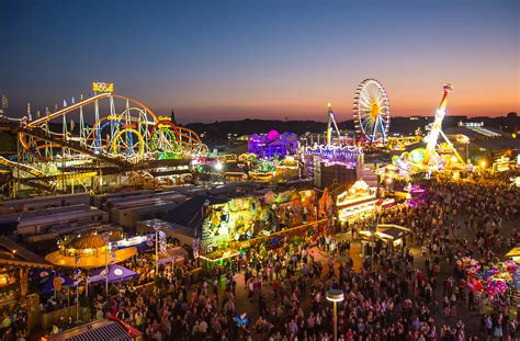 A rollercoaster, a ferris wheel and various other rides at the Oktoberfest in Munich [2048×1348 ...