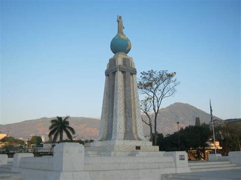 El Monumento al Divino Salvador del Mundo está localizado en la ciudad de San Salvador, El ...