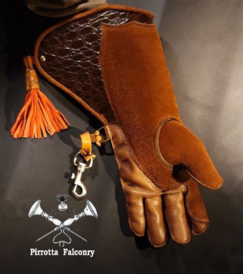 Falconry glove - Eagle women's Falconry equipment - Medieval - Falconry gift - Handmade in Italy