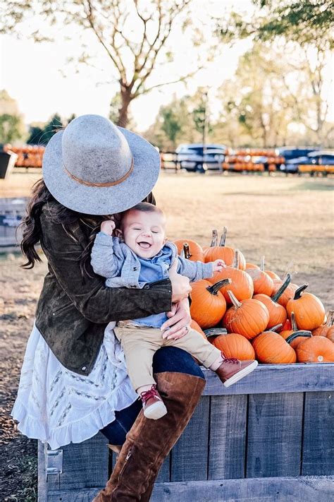 HOW TO TAKE CUTE FAMILY PHOTOS AT THE PUMPKIN PATCH — Me and Mr. Jones | Pumpkin patch outfit ...