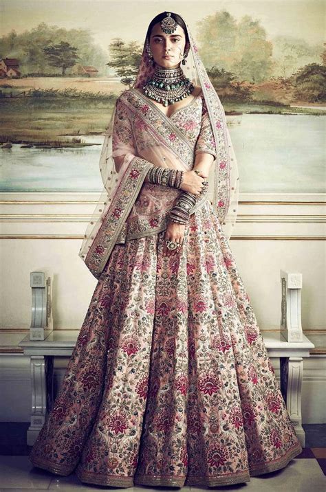 Dusty Pink Color Wedding Lehenga Inspired by Anushka Sharma Wedding ...