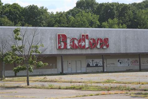 Dead and Dying retail: The Manchester Parkade in Manchester, Connecticut