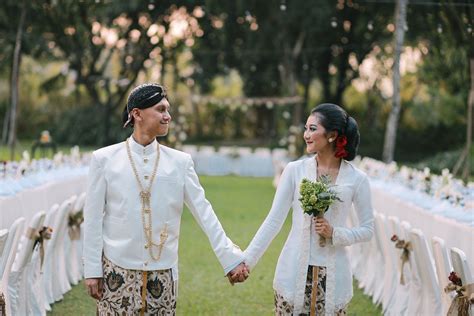 Natural Rustic Themed Wedding At Hyatt Regency Yogyakarta - Javanese wedding | Kebaya pernikahan ...