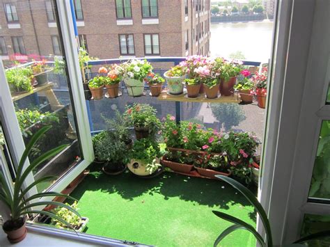 sacada pequena com muitas plantas Apartment Balcony Garden, Small Balcony Garden, Apartment ...