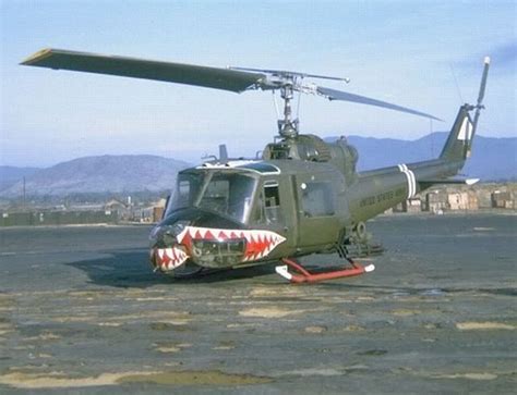 UH-1C de la 174th AHC "Sharks" gun platoon Vietnam Art, Vietnam War ...