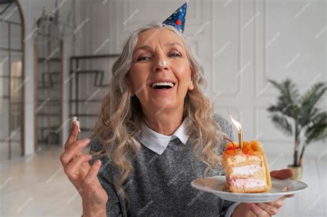 Premium Photo | Medium shot old woman holding cake
