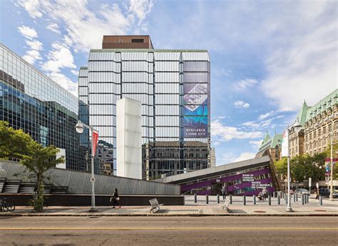 The Bank of Canada headquarters occupies a city block on Wellington ...