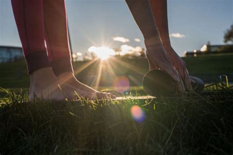 5 reasons outdoor yoga benefits the body and mind