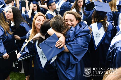 10 Alumni della JCU si congratulano con la Classe del 2020