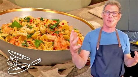 Bobby Flay Teaches Drew How to Make Delicious Shrimp Pasta Dish | The ...