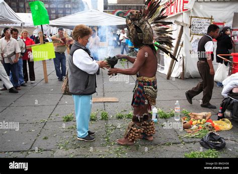 Folk azteca curandero, chamán practicando la limpieza espiritual, el Zócalo, la Plaza de la ...