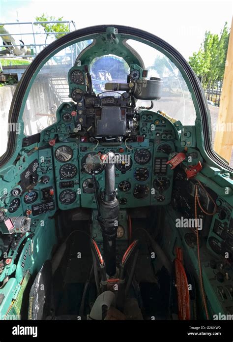 The cockpit of the Mig-21 fighter jet Stock Photo - Alamy