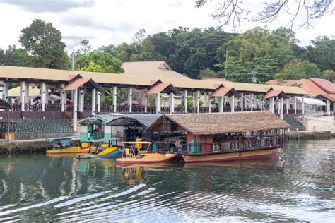 Floating Buffet Restaurant Cruise on Loboc River Editorial Photography ...