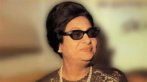 Rare Picture for the Late Umm Kulthum at Mosque.. Praying & Without Her Trademark Sunglasses ...