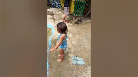 swimmimg ang bebehan na yan - YouTube