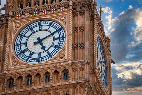 Close up view of the Big Ben clock tower and Westminster in London. 15539971 Stock Photo at Vecteezy