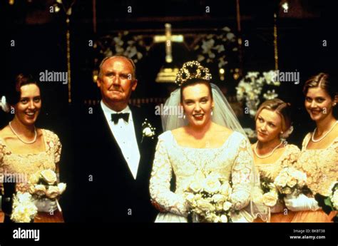 MURIEL'S WEDDING (1995) BILL HUNTER, TONI COLLETTE MURW 050 Stock Photo ...