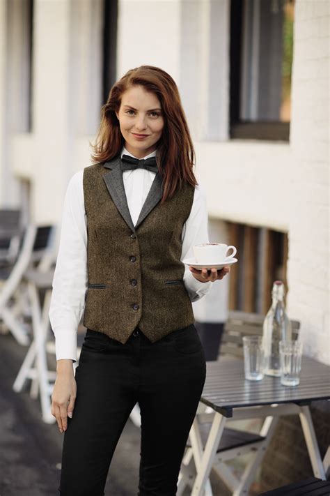 9 Tips on how to choose waitstaff uniforms - SJ Blog