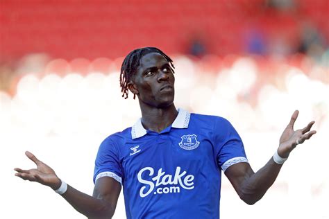 Report: Everton player 'fully focused' despite rumours linking him away ...