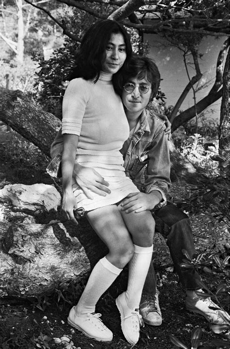 John Lennon et Yoko Ono, amoureux | John lennon and yoko, John lennon yoko ono, Yoko ono