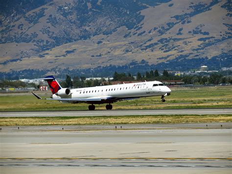 Bombardier CRJ900 Landing Gear - FlyRadius