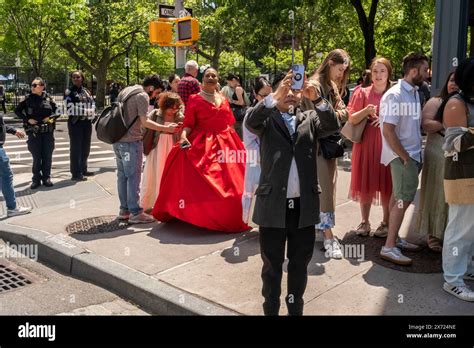 Tausende von Bridgerton-Fans marschieren am Samstag, den 11. Mai 2024, in den Meatpacking ...