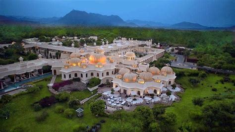 14 Best Luxury Resorts in India (2024)