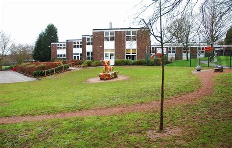 Belle Vue Primary School, Lawnswood... © P L Chadwick cc-by-sa/2.0 ...